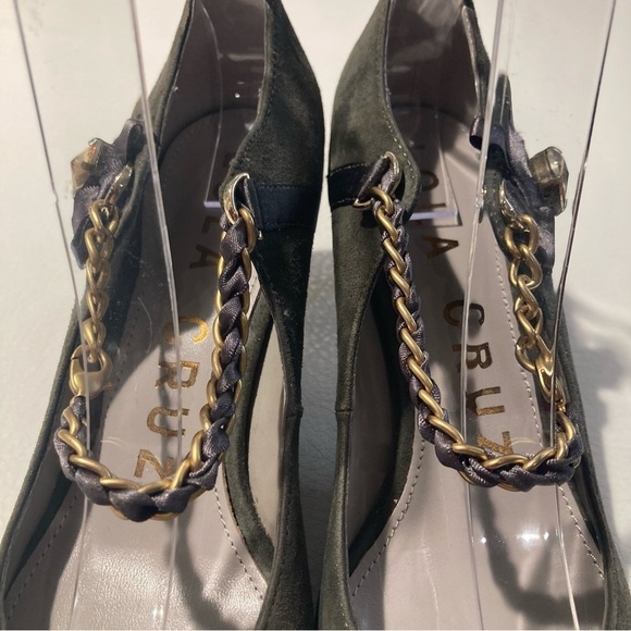 LOLA CRUZ Sz 37 Olive Suede With  Metal Chain Kitten Heel Shoes - Picture 3 of 10